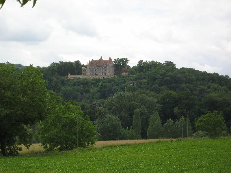 Chateau de Marzac.JPG - Chateau de Marzac. We hebben dit chateau niet bezocht, maar zagen het aan de andere kant van het dal liggen. Soms kiezen mensen mooie plekjes uit om hun huis te bouwen.